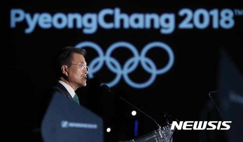 【뉴욕(미국)=뉴시스】문재인 대통령과 부인 김정숙 여사가 20일(현지시각) 미국 뉴욕 메트로폴리탄 박물관 새클러윙에서 열린 평화올림픽을 위한 메트로폴리탄 평창의 밤 행사에서 연설하고 있다. 2017.09.21.