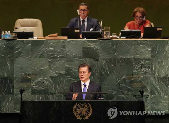 (뉴욕=연합뉴스) 문재인 대통령이 21일(현지시간) 오전 미국 뉴욕 유엔총회장에서 제72차 유엔총회 기조연설을 하고 있다. 우리나라 정상이 취임 첫해 유엔총회에 참석해 연설을 하는 것은 1991년 남북한 유엔 동시가입 이후 처음이다. 2017.9.21
