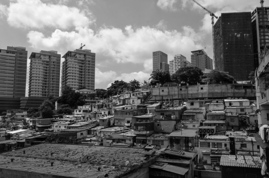 지구촌에서 더러운 물이나 불결한 위생을 의미하는 절대적 빈곤은 줄고 있지만, 상대적 빈곤으로 인한 박탈감이 건강 격차를 만드는 요인으로 부각되고 있다. 사진은 빈부 격차를 보여주는 한 도시의 모습.  동녘 제공