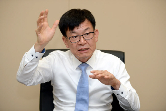 김상조 공정거래위원장은 지난 11일 서울 중구 한국공정거래조정원에서 진행된 인터뷰에서 “소득주도 성장만으로 일자리를 만드는 데 한계가 있고, 혁신성장의 주체가 기업이 돼야 한다는 것은 누구도 부인할 수 없는 대명제” 라고 말했다.  김선규 기자 ufokim@