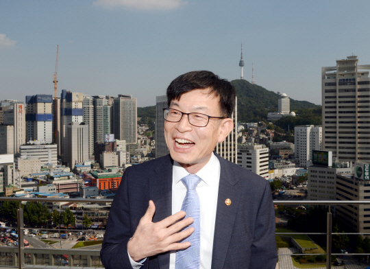 김상조 공정거래위원장이 지난 11일 서울 중구 대한상공회의소에서 인터뷰를 마친뒤 옥상 정원에 올라가자 대기업 빌딩들이 있는 도심을 보며 “건강한 시장 조성을 위해서는 정부가 변화에 필요한 마중물 역할을 일시적으로 해야 한다”고 말했다. 김선규 기자 ufokim@
