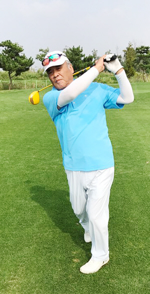 고희를 맞이한 김민태 회장이 지난 9일 인천 서구 베어즈베스트 청라골프장에서 드라이버로 유연하게 샷을 하고 있다.