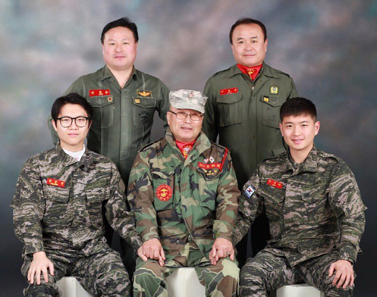 해병대 병역명문가로 선정된 전병철 씨 가족. 왼쪽 위부터 2대 전한승·전한진 씨. 아래 왼쪽부터 손자 전정호, 할아버지 전병철, 손자 전정수 씨.  해병대사령부 제공