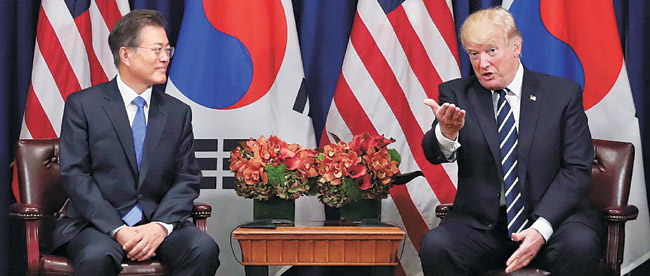 문재인 대통령이 21일 미국 뉴욕 롯데 팰리스 호텔에서 도널드 트럼프 미국 대통령과 한·미 정상회담을 하고 있다.  뉴시스