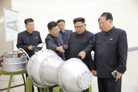 김정은 북한 노동당 위원장이 핵무기연구소를 시찰하면서 대륙간탄도미사일(ICBM)급 화성-14형에 탑재 가능한 핵폭발 장치를 살펴봤다고 지난 3일 조선중앙통신이 보도했다. 북한은 이 핵폭발 장치가 수소탄이라고 주장하고 있다.