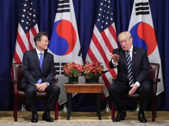 문재인 대통령이 21일 미국 뉴욕 롯데 팰리스 호텔에서 도널드 트럼프 미국 대통령과 한·미 정상회담을 하고 있다.