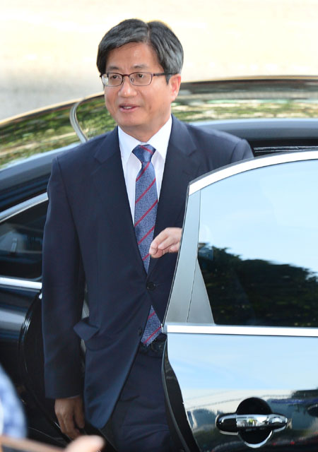 김명수 대법원장 후보자가 22일 오전 서울 서초동 사법발전재단에 마련된 사무실로 출근하고 있다.
