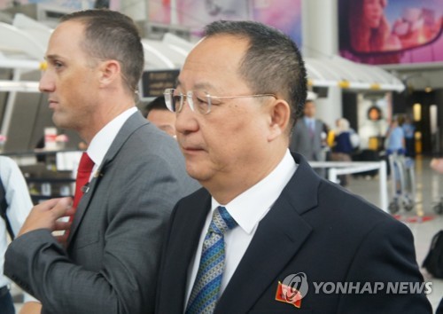 (뉴욕=연합뉴스) 북한의 리용호 외무상이 제72차 유엔총회 기조연설을 위해 20일(현지시간) 오후 미국 뉴욕의 JFK공항을 통해 입국하고 있다. 그는 기자들의 질문에는 일절 대답하지 않은 채 유엔주재 북한대표부 직원들의 안내를 받으며 뉴욕 시내로 향했다. 2017.9.21