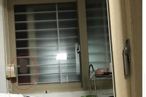 (파주=연합뉴스) 지난 17일 인터넷 유명 포털사이트에 ‘창문 밖 낯선 그 사람 살려주세요’라는 제목의 게시글이 이 사진과 함께 올라왔다. 게시자는 모르는 사람이 자신을 창문 밖에서 쳐다보고 있었다며 두려움을 호소했고, 이에 여론이 들끓었다. [연합뉴스=인터넷사이트 갈무리]