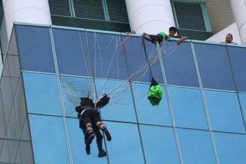 (자카르타=연합뉴스) 21일 오전 8시(현지시간) 보르네오섬 말레이시아령 사라왁 주 시부 지역의 28층 건물에서 베이스점프를 시도했다가 강풍에 휘말린 호주 국적자인 게리 파브(32)가 15층 창문을 뚫고 들어간 채 매달려 있다. 2017.9.22 [더스타 홈페이지 캡처=연합뉴스]