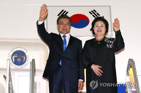 (성남=연합뉴스) 문재인 대통령과 부인 김정숙 여사가 제72차 유엔총회 및 한-미-일 정상들과의 회담을 마치고 22일 오후 성남 서울공항을 통해 입국하고 있다. 2017.9.23