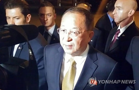 (뉴욕=연합뉴스) 리용호 북한 외무상이 21일(현지시간) 숙소인 맨해튼의 호텔 앞에서 ‘사상 최고의 초강경 대응을 고려하겠다’는 김정은 노동당 위원장의 성명에 대해 “아마 역대급 수소탄 시험을 태평양 상에서 하는 것으로 되지 않겠는가”라고 말했다. 2017.9.22