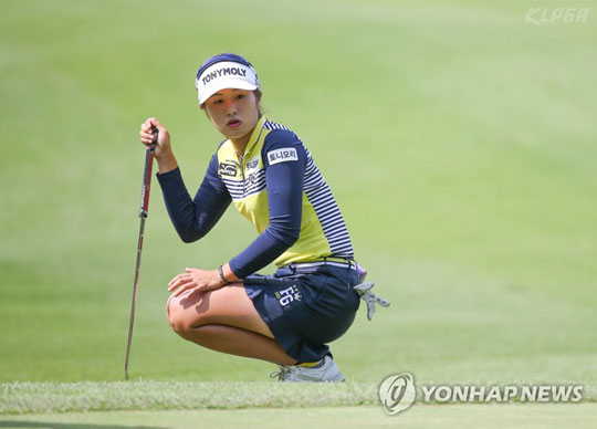 18홀 최소타 기록 60타를 친 이정은.(KPGA 제공)