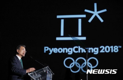 【뉴욕(미국)=뉴시스】전신 기자 = 문재인 대통령과 부인 김정숙 여사가 20일(현지시각) 미국 뉴욕 메트로폴리탄 박물관 새클러윙에서 열린 평화올림픽을 위한 메트로폴리탄 평창의 밤 행사에서 연설하고 있다. 017.09.21.