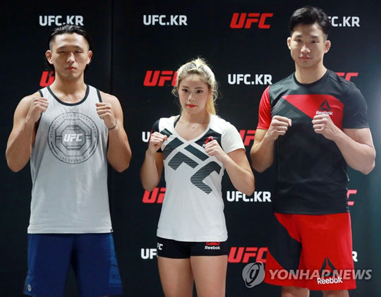 (서울=연합뉴스) 6일 오전 서울 이태원 MMA에서 열린 ‘UFC 파이트 나이트 일본 대회 미디어데이’ 행사에서 김동현(왼쪽부터), 전찬미,임현규가 파이팅 포즈를 취하고 있다. 2017.9.6