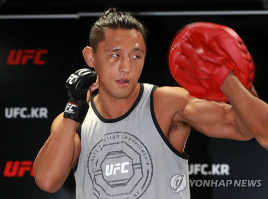 (서울=연합뉴스) 6일 오전 서울 이태원 MMA에서 열린 ‘UFC 파이트 나이트 일본 대회 미디어데이’ 행사에서 김동현이 공개훈련을 하고 있다. 2017.9.6