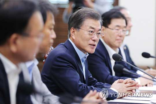 (서울=연합뉴스) 문재인 대통령이 24일 오후 청와대 여민관에서 NSC를 주재하고 있다. 왼쪽부터 김부겸 행정자치부 장관, 임종석 비서실장, 문 대통령, 정의용 국가안보실장. 2017.9.24 [청와대 제공=연합뉴스]