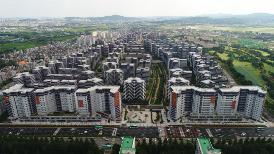 현대산업개발이 경기 수원시 권선동에 건립한 초대형 주택단지 ‘수원 아이파크 시티’ 모습.