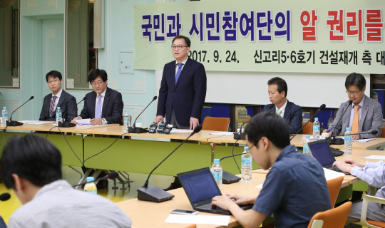 강재열(연단 가운데) 원자력산업회의 상근부회장 등 신고리 5·6호기 건설 재개 측 대표단이 24일 서울역 별실 회의실에서 기자회견을 갖고 국민과 공론화위원회 시민참여단의 알 권리 보장을 촉구하고 있다.  연합뉴스