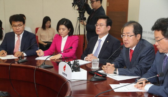 홍준표(오른쪽 두 번째) 자유한국당 대표가 25일 오전 서울 영등포구 여의동 당사에서 열린 최고위원회의에서 발언하고 있다. 연합뉴스