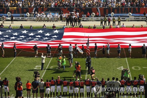 24일(현지시간) 미국 시카고에서 열린 피츠버그 스틸러스와 시카고 베어스의 NFL 경기장의 모습. 미국 국가가 울러퍼지는 동안 베어스 선수단(아래쪽)이 일렬로 서 있는 것과 달리 반대쪽에 스틸러스 선수단의 모습이 보이지 않는다. (AP=연합뉴스)