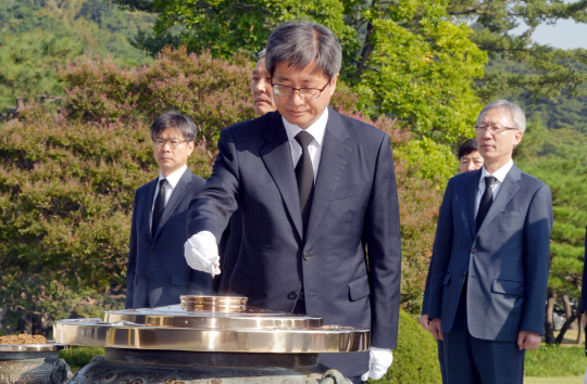 김명수 대법원장이 26일 오전 서울 동작구 국립현충원에서 순국선열을 기리며 분향을 하고 있다.
