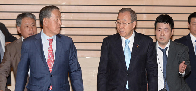 반기문(오른쪽 두 번째) 전 유엔 사무총장과 허창수(〃세 번째) 전국경제인연합회 회장이 26일 오전 서울 영등포구 여의동 전경련회관 콘퍼런스센터에서 열린 ‘한반도 지정학적 리스크 관련 특별대담’에 참석하기 위해 행사장에 들어서고 있다. 김선규 기자 ufokim@