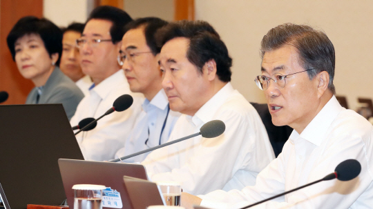 문재인 대통령이 26일 오전 청와대에서 열린 국무회의에서 모두 발언을 하고 있다. 오른쪽부터 문 대통령, 이낙연 국무총리, 조명균 통일부 장관, 김영록 농림축산식품부 장관, 김영주 고용노동부 장관.  연합뉴스