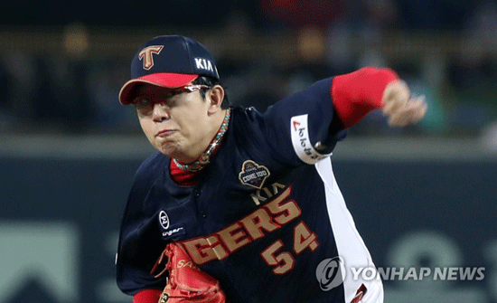 (광주=연합뉴스) 26일 오후 광주-KIA 챔피언스필드에서 열린 프로야구 LG 트윈스와 KIA 타이거즈 경기. 1회초 KIA 선발투수 양현종이 역투하고 있다.