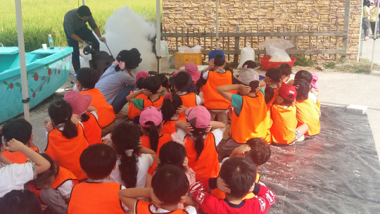 지난 21일 경남 창원시 의창구 대산면 빗돌배기 팜스테이마을 교육장에서 뻥튀기 시연을 하는 순간 체험 활동 중이던 부산 남구 감만동 ‘양문어린이집’ 어린이들이 일제히 귀를 막고 있다.