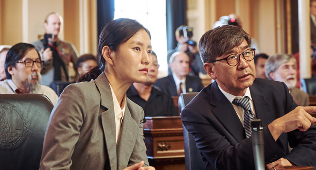 김동석(오른쪽) 상임이사가 출연한 영화 ‘아이 캔 스피크’ 장면