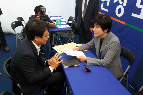 김영주(오른쪽) 고용노동부 장관이 26일 오전 서울 종로구 관철동 보신각 광장에 마련된 현장노동청에서 민원인을 만나 이야기를 듣고 있다.