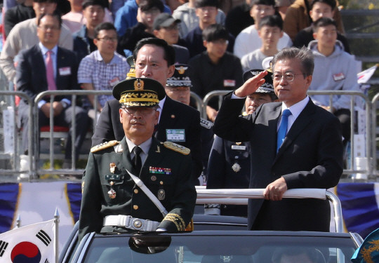 문재인 대통령이 28일 오전 경기 평택시 해군 2함대에서 열린 건군 69주년 국군의 날 기념식에서 사열하고 있다. 왼쪽은 송영무 국방부 장관.  연합뉴스