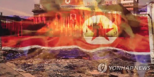(서울=연합뉴스) 군 당국이 5일 유사시 북한 지도부를 제거하는 데 동원할 우리 군의 전략무기 발사 장면을 대거 공개했다. 사진은 군이 북한의 지상발사대를 타격하는 킬 체인과 사드(고고도 미사일방어체계) 북한 미사일을 요격하는 한국형 미사일방어체계(KAMD), 대량응징보복(KMPR) 등 3축체계 작전을 묘사하는 영상에서 공개된 타우러스의 공격을 받아 평양 김일성광장이 초토화되고 인공기가 불타는 장면. 2017.7.5 [합참 제공=연합뉴스]