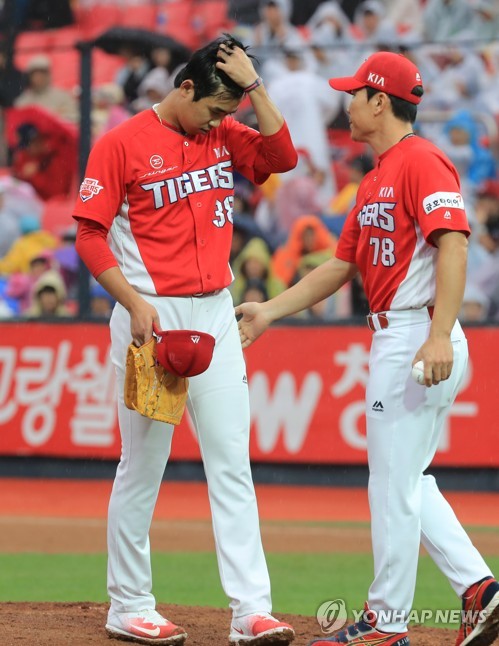 (수원=연합뉴스) 1일 오후 경기도 수원시 장안구 kt위즈파크에서 열린 2017 프로야구 타이어뱅크 KBO 리그 KIA 타이거즈와 kt wiz의 경기 4회말 무사 1루, KIA 선발 임기영이 교체되고 있다.