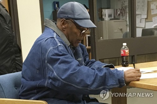 미국의 풋볼스타 O.J.심슨이 네바다주 러브록 교정센터에서 1일(현지시간) 가석방을 앞두고 전날 밤 관련 서류에 서명하는 모습. 그는 강도와 납치 혐의로 유죄를 선고받은 지 9년만에 석방됐다. [AP=연합뉴스]