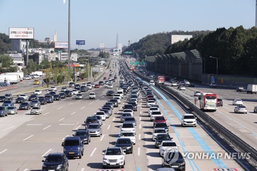 (성남=연합뉴스) 추석 황금연휴 사흘째인 2일 오전 경기 성남시 분당구 궁내동 경부고속도로 서울요금소에 귀성차량 행렬이 늘어나고 있다.