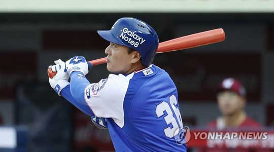 (대구=연합뉴스)  3일 오후 대구 삼성라이온즈파크에서 열린 2017 타이어뱅크 프로야구 넥센 히어로즈와 삼성 라이온즈의 경기. 1회말 1사 3루 삼성 이승엽이 투런 홈런을 날리고 있다. 2017.10.3