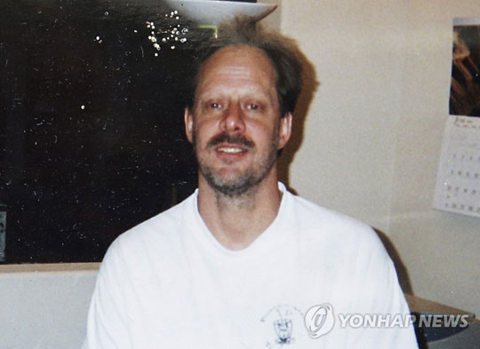 (라스베이거스 AP=연합뉴스) 1일(현지시간) 밤 미국 라스베이거스 콘서트장에 모인 관객들에게 총을 난사해 수백 명을 사상하고 자살한 총격범 스티븐 패덕(64). 패덕은 회계사 출신의 비교적 여유 있는 은퇴자로 라스베이거스 근교의 시골 마을 모스키트에 있는 은퇴자 마을에 거주했던 것으로 알려졌다.