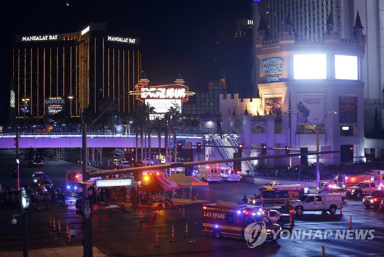 지난 1일(현지시간) 밤 미국 네바다주 라스베이거스 만델레이 베이 호텔에서 한 총격범이 호텔 앞 야외 콘서트장에 모인 관객들을 향해 총기를 난사한 직후 출동한 경찰이 사건 현장 인근 도로를 봉쇄하고 있다. [AP = 연합뉴스 자료사진]