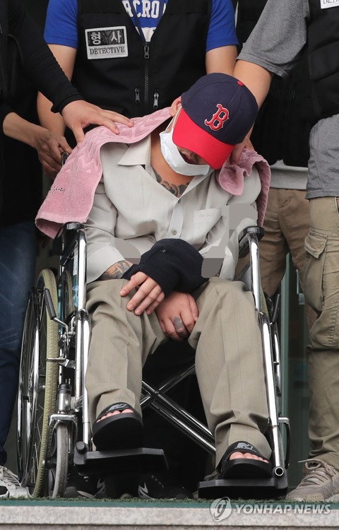 (서울=연합뉴스) 중학생인 딸의 친구를 살해하고 야산에 유기한 혐의를 받는 이모 씨가 8일 오후 영장실질심사를 받기 위해 서울 중랑경찰서를 나와 북부지법으로 향하고 있다.