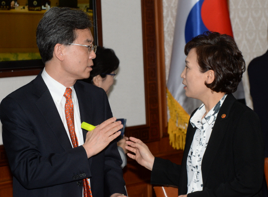 10일 정부서울청사에서 열린 국무회의에서 김현미(오른쪽)국토교통부 장관과 김현종 통상교섭본부장이 심각한 표정으로 이야기를 하고 있다. 김선규 기자 ufokim@