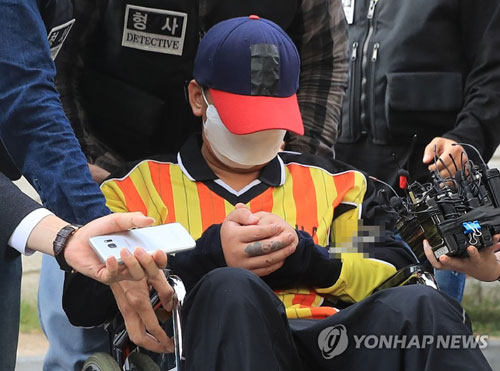 (서울=연합뉴스) 중학생 딸 친구 살해·시신 유기 사건의 피의자 ‘어금니 아빠’ 이모 씨가 9일 오후 조사를 받기 위해 서울 중랑구 중랑경찰서로 들어서고 있다.