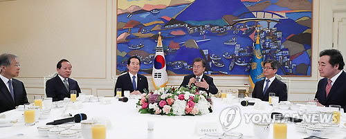 (서울=연합뉴스) 문재인 대통령이 10일 오전 청와대 본관에서 열린 5부 요인 초청 오찬 간담회에서 발언하고 있다. 왼쪽부터 김용덕 중앙선거관리위원장, 김이수 헌법재판소장 권한대행, 정세균 국회의장, 문 대통령, 김명수 대법원장, 이낙연 국무총리. 2017.10.10