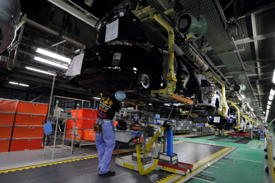 세계적 기업으로 성장한 기업들은 중소 협력업체들과의 상생을 통해 성과를 나누고 일자리를 창출했다는 공통점을 갖고 있다. 성과공유로 협력업체와 함께 성공을 일군 일본 토요타자동차의 아이치현 쓰쓰미 공장 프리우스 조립 공정 라인에서 직원들이 작업을 하고 있다.  자료사진