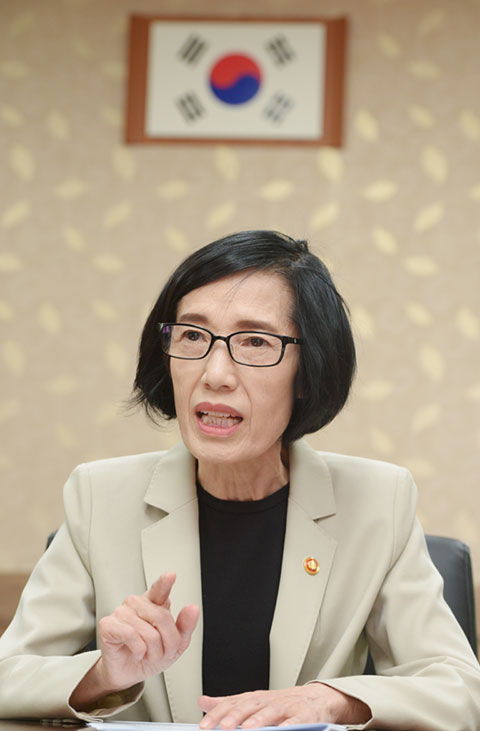 체육교사 근무 중 거리에서 본 여군장교 모집 공고 포스터를 보고 여군에 자원했다는 피우진 보훈처장은 남성 중심 조직인 군에서 벌여온 끊임없는 도전과 투쟁으로 ‘이 시대 마지막 아마조네스’ ‘불사조’란 닉네임으로 불린다. 피 처장이 서울 용산구 서울지방보훈청 집무실에서 문재인 정부 보훈정책 핵심인 ‘따뜻한 보훈’에 대해 설명하고 있다.  김호웅 기자 diverkim@