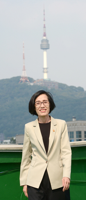 서울지방보훈청 옥상에서 남산타워를 배경으로 기념 촬영한 피우진 처장.