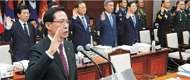 송영무(앞줄) 국방장관이 12일 오전 서울 용산 국방부에서 열린 국정감사에서 선서를 하고 있다.