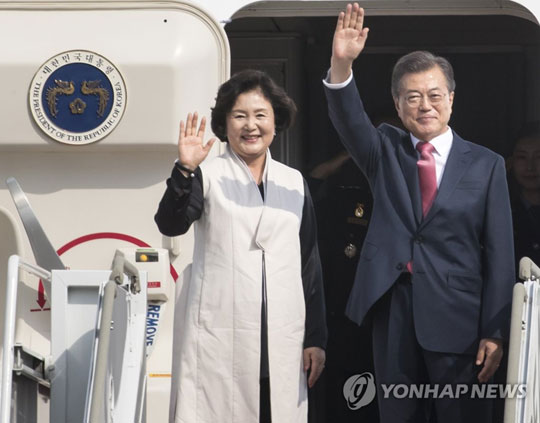 지난 9월 18일 미국 뉴욕에서 열리는 UN총회 참석을 위해 출국하고 있는 문재인 대통령과 부인 김정숙 여사 [연합뉴스 자료사진]