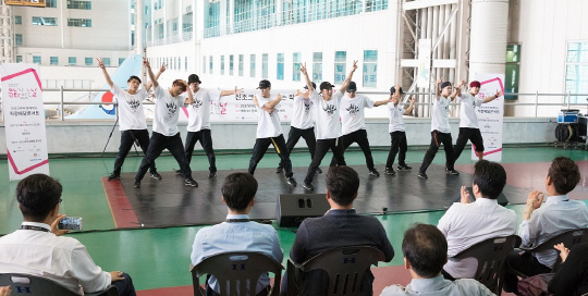 지난 9월 27일, 서울 강서구 공항동 대한항공 본사 해피투게더 강의실에서 비보잉 그룹 진조크루의 공연이 열리고 있다. 지난 3월 처음 시행된 해피투게더 강의실은 대한항공이 활기 넘치는 일터를 만들기 위한 ‘펀(Fun) 경영’의 일환으로 기획했으며 직원들의 많은 호응을 받고 있다. 대한항공 제공
